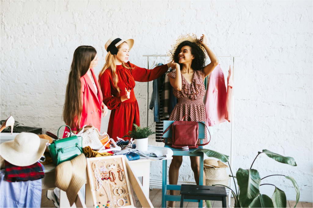Jongeren ruilen kleding bij een swap-event