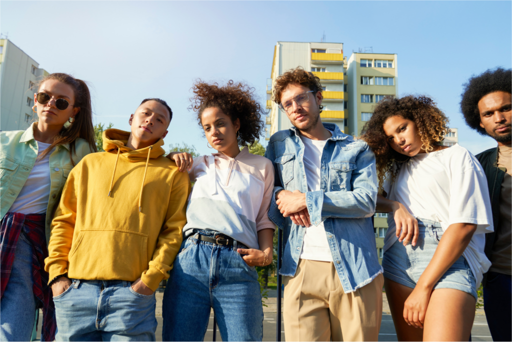 Verschillende mensen met eigen stijl en kledingkeuzes